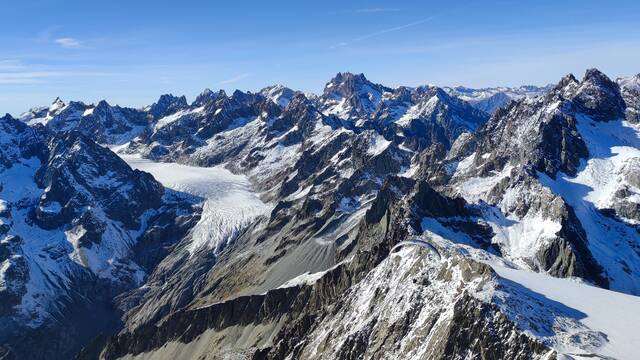 The Ecrins massif to discover and fly over by paragliding 