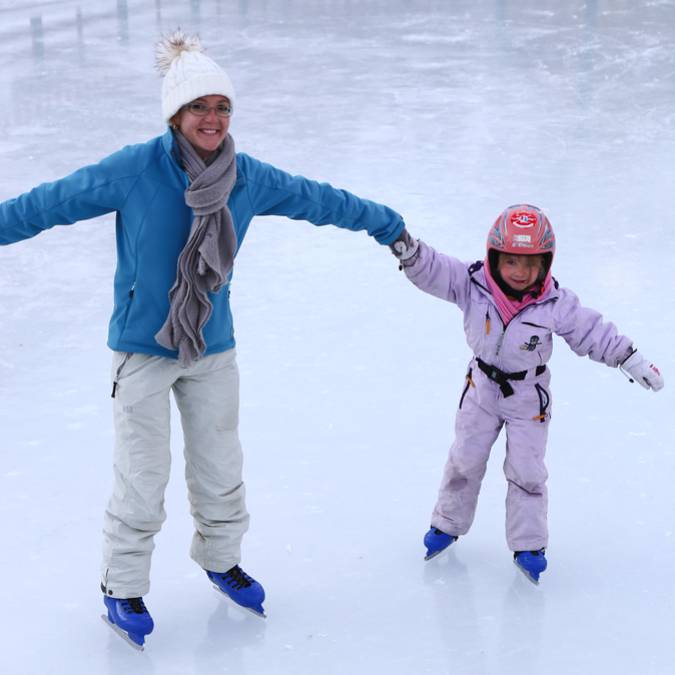 Ice rink Pelvoux with family