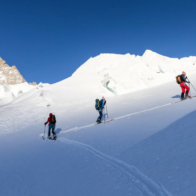 Haute montagne dans les Écrins en ski de randonnée