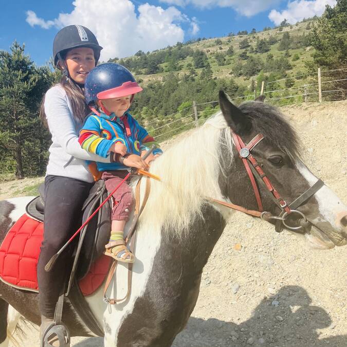 Poney enfant au Pays des écrins