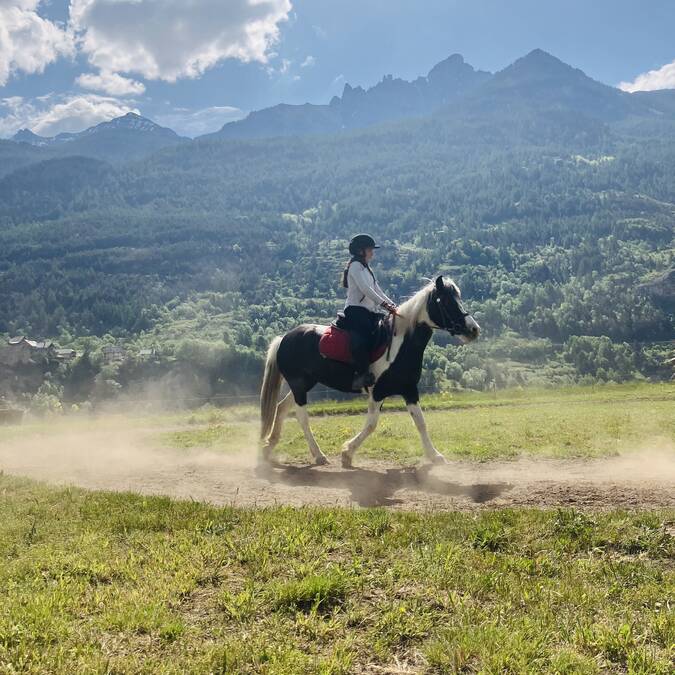 Poney enfant au Pays des écrins