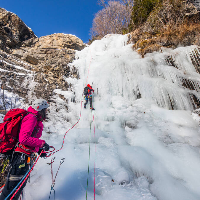 Cascade de glace pays des ecrins