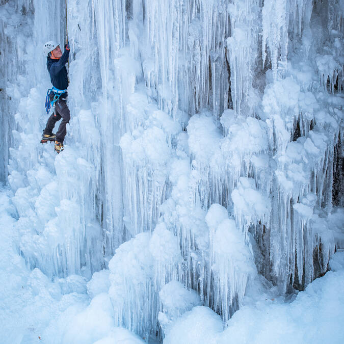 Cascade de glace pays des ecrins