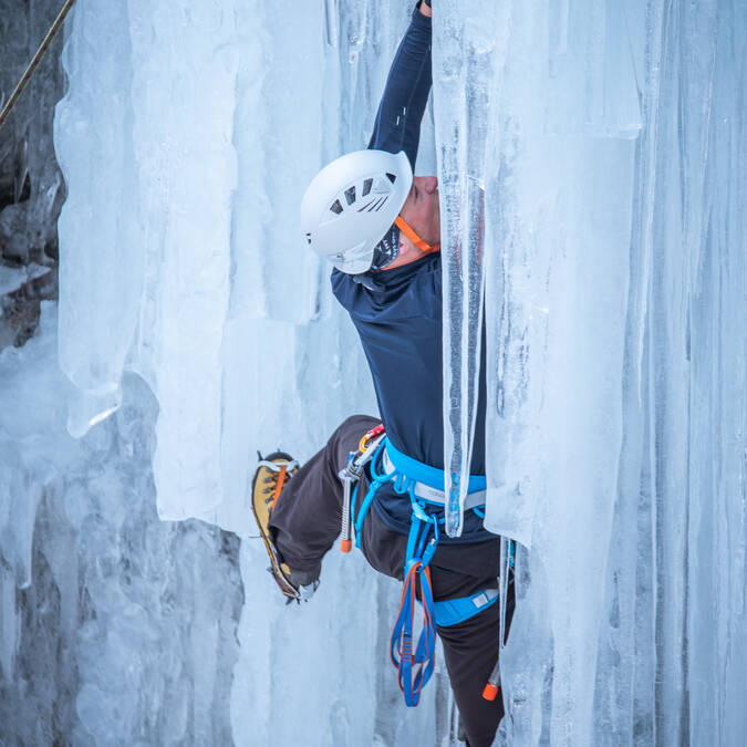 Cascade de glace pays des ecrins